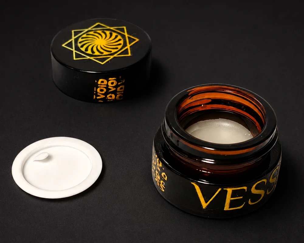 VESSENSE LE BAUME ouvert révélant le disque protecteur amovible et le baume incolore