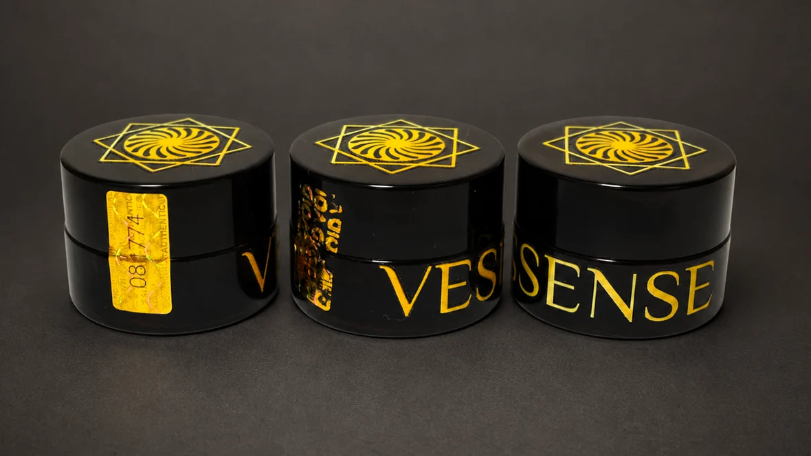 Trois pots VESSENSE LE BAUME GRAND LARGE en verre foncé, lettres d'or et sceaux holographiques numérotés