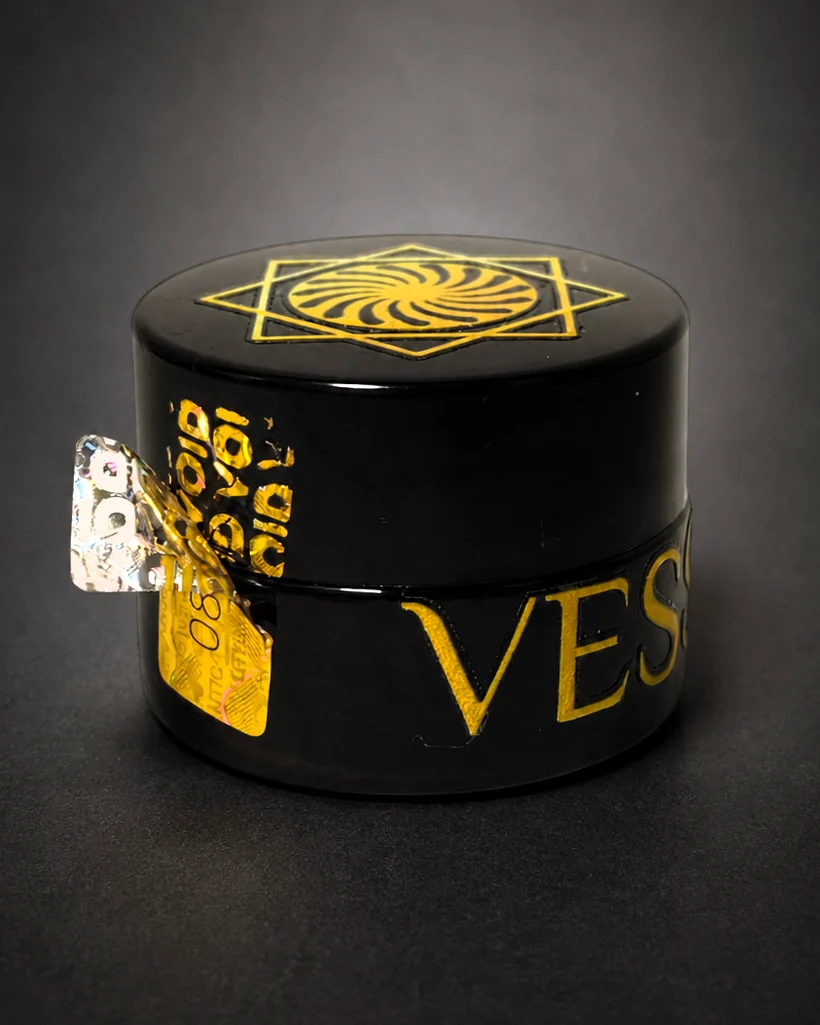 Pot VESSENSE LE BAUME avec sceau partiellement retiré révélant la couche VOID