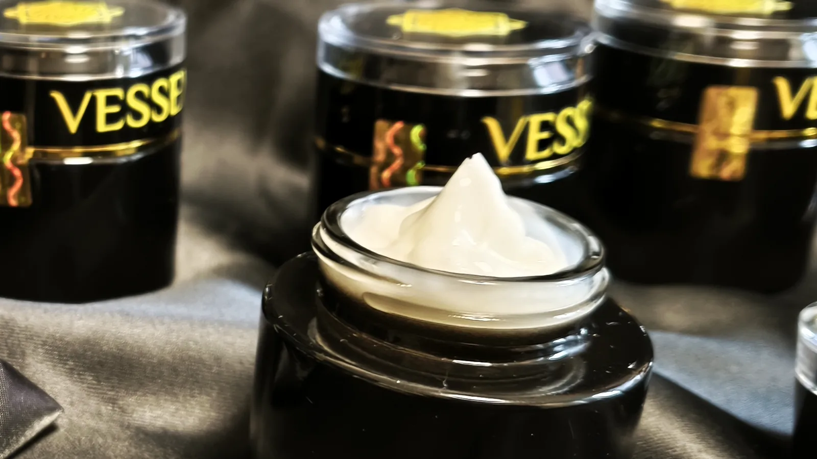 Pot ouvert de LA CRÈME GRAND LARGE révélant la texture riche de la crème blanche