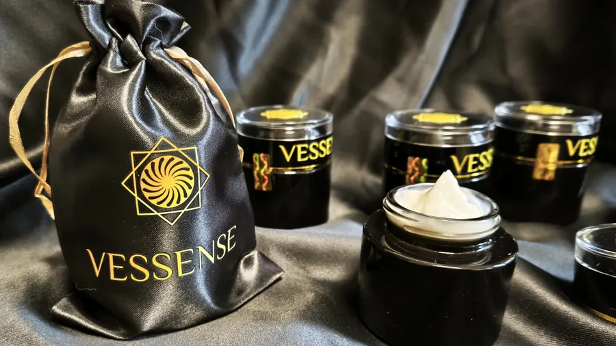 Pot VESSENSE en verre noir laqué aux lettres d'or, portrait studio
