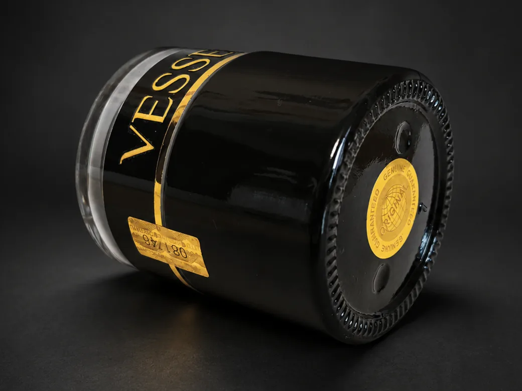Pot VESSENSE couché montrant le cachet d'authenticité sur la base et le sceau numéroté