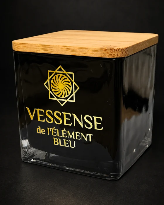 VESSENSE de l'ÉLÉMENT BLEU — vase de verre carré au couvercle de bois naturel